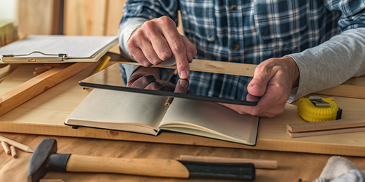 Handwerker checkt Lagerliste auf Tablet