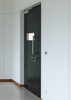 Dunkelgraue Schallschutztüren in einem Gebäude.