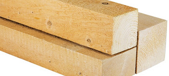 Nahaufnahme von Kanthölzern mit sichtbarer Holzmaserung, ideal für den Holzbau und konstruktive Anwendungen.